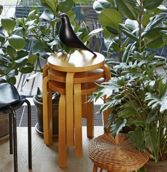 Stool E60 Stool E60, ongemonteerd, 4 poten, stapelbaar poten en zitting honing kleur, gebeitst beukenhout