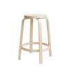 Bar Stool 64Bar Stool 64, ongemonteerd, poten in naturel gelakt berken zit in berken fineer in carry-away box (hoogte 65 cm)