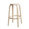 Stool 64Bar Stool 64, ongemonteerd, poten in naturel gelakt berken zit in berken fineer in carry-away box (hoogte 75 cm)