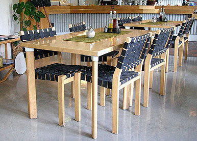 Chair 611 Chair 611 frame in naturel gelakt berken zit en rug in gevlochten band 100% linnen, zwart op Artek viltglijders