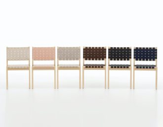 Chair 611 Chair 611 frame in naturel gelakt berken zit en rug in gevlochten band 100% linnen, zwart op Artek viltglijders