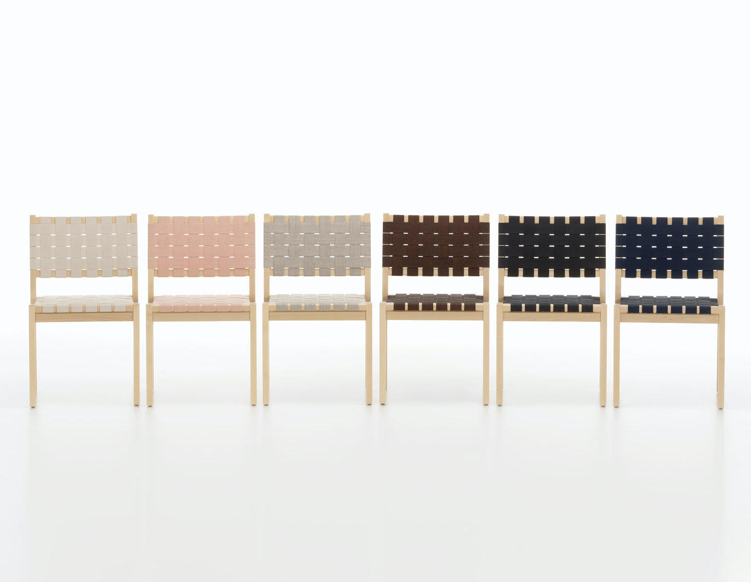 Chair 611 Chair 611 frame in naturel gelakt berken zit en rug in gevlochten band 100% linnen, zwart op Artek viltglijders