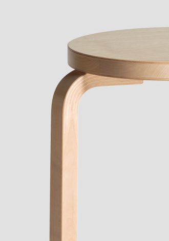 Stool 60Stool 60 - drie poten, zitting oranje gelakt