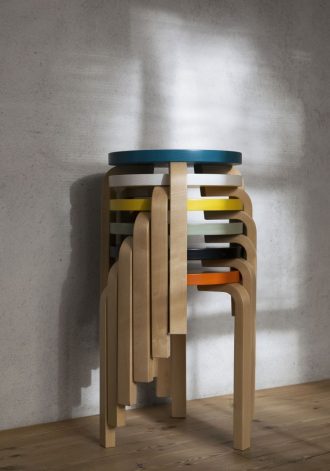 Stool 60Stool 60 - drie poten, zitting oranje gelakt