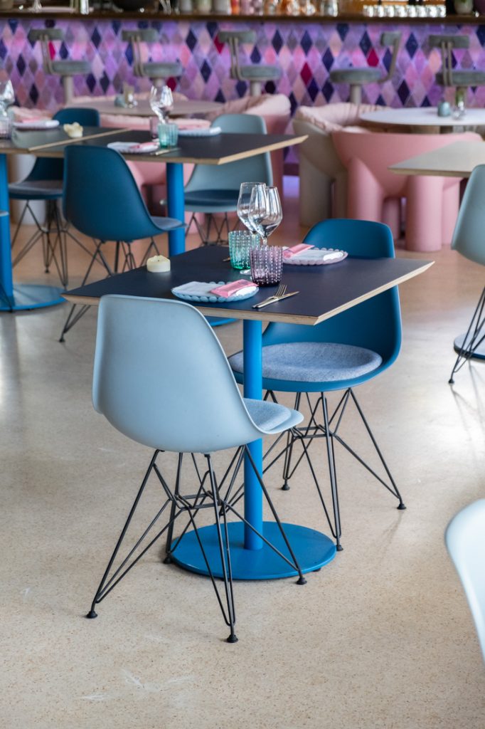 eames chairs in een restaurant inrichting