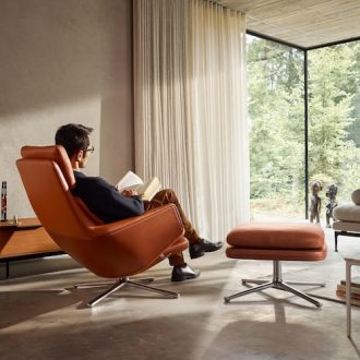 Grand Relax & OttomanGrand Relax & Ottoman - Kleur onderstel: gepolijst, Bekleding: Leder Premium F cognac, Bekleding rug/zit contour: Leder Forte