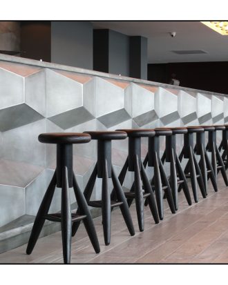 Rocket Bar Stool zwartRocket Bar Stool, zwart gelakt eiken zithoogte 73 cm