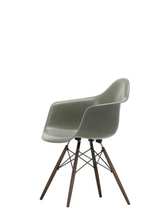 Eames Fiberglass Armchair (DAW)DAW Fiberglass Armchair - raw umber, donker esdoorn