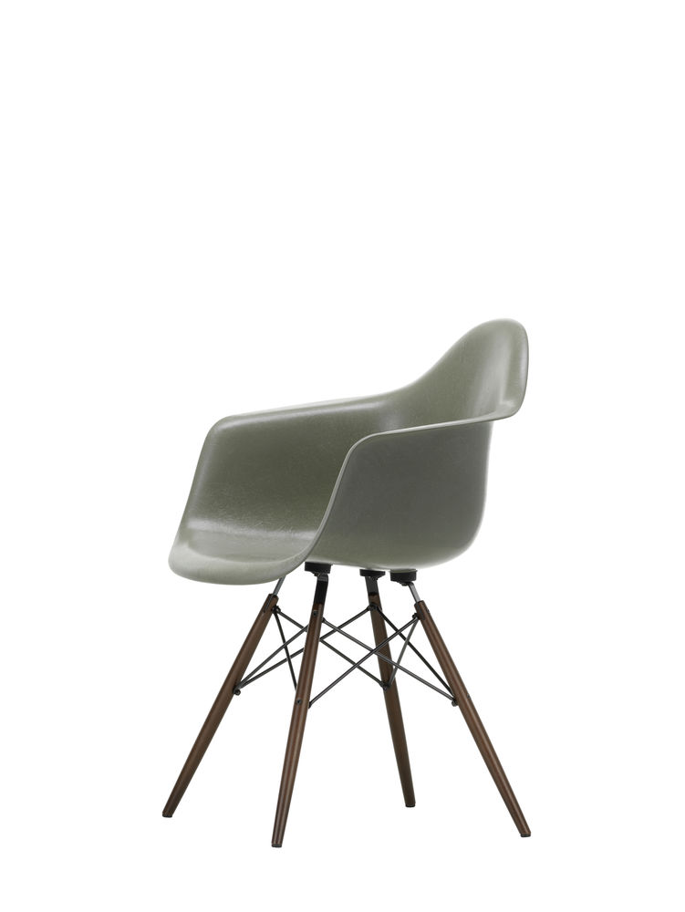 Eames Fiberglass Armchair (DAW)DAW Fiberglass Armchair - raw umber, donker esdoorn
