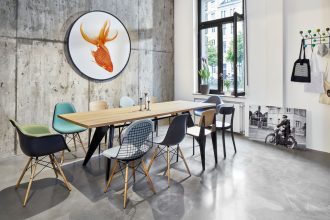 Eames Fiberglass Armchair (DAW)DAW Fiberglass Armchair - raw umber, donker esdoorn