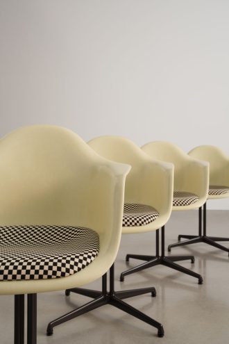 Eames Fiberglass Armchair DALEames Fiberglass Armchair DAL - Zwart - Parchment/Checker