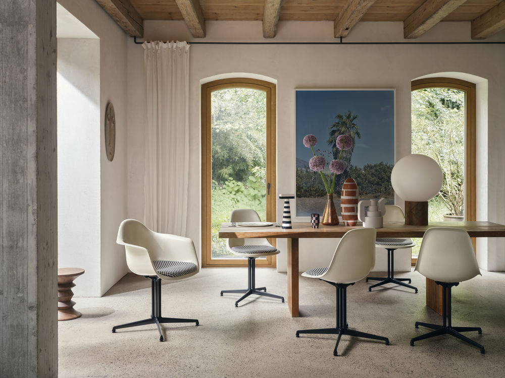 Eames Fiberglass Armchair DALEames Fiberglass Armchair DAL - Zwart - Parchment/Checker