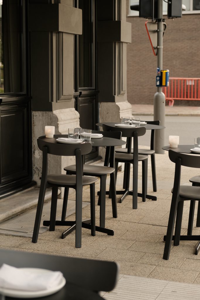 restaurant caos inrichting door vitra partner store antwerp