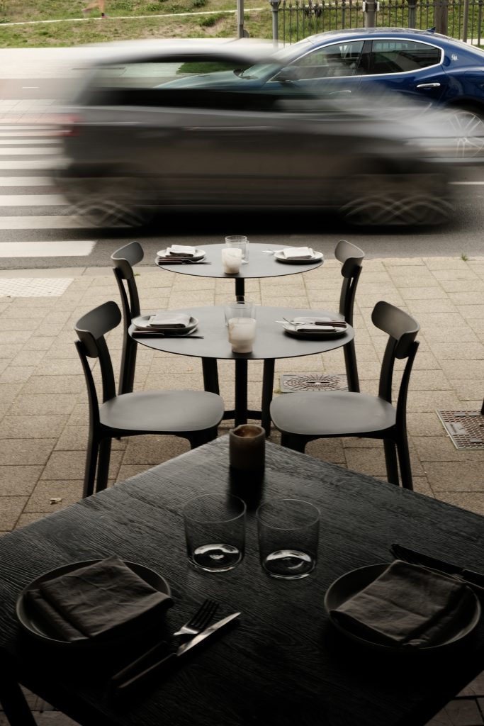 restaurant caos inrichting door vitra partner store antwerp