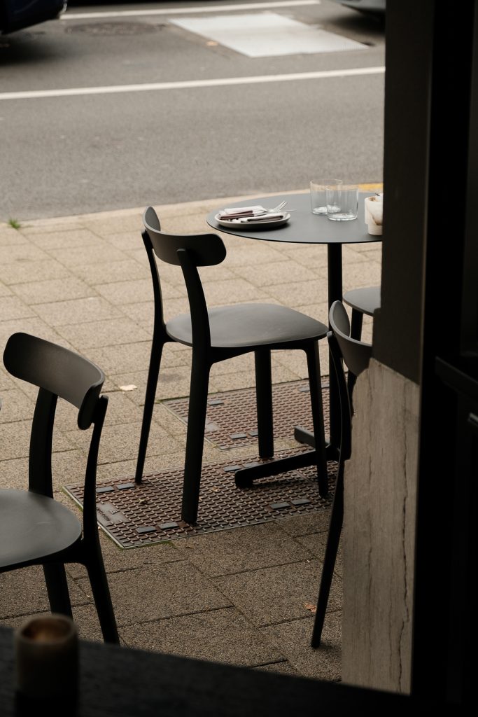 restaurant caos inrichting door vitra partner store antwerp