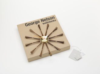 Spindle ClockSpindle Clock - walnoten/aluminium