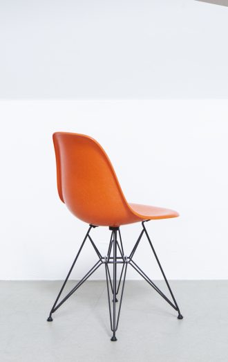 Eames Fiberglass Chair (DSR)Vitra - Eames DSR Fiberglass Chair: eames red orange, black base