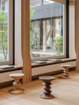 Eames Stool, Model AEames Stool A naturel kastanje