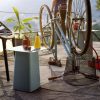 Metal side table - middelgrootMetal side table Medium - white hoogglanslak wit, gebogen plaatstaal