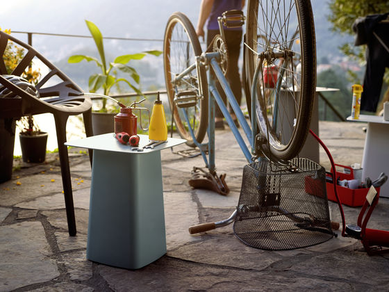 Metal side table - middelgrootMetal side table Medium - white hoogglanslak wit, gebogen plaatstaal