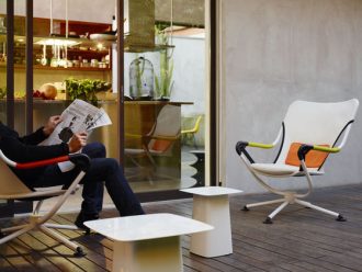 Metal side table - middelgrootMetal side table Medium - white hoogglanslak wit, gebogen plaatstaal