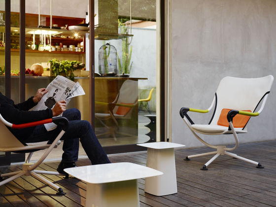 Metal side table - middelgrootMetal side table Medium - white hoogglanslak wit, gebogen plaatstaal