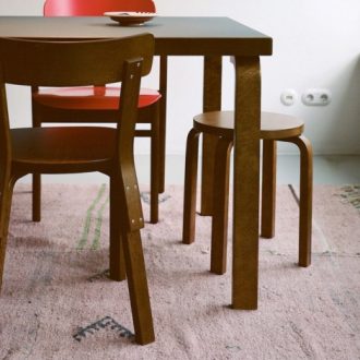Stool 60Stool 60 - drie poten, walnut stained birch