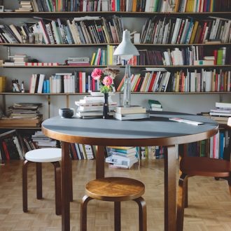 Stool 60Stool 60 - drie poten, walnut stained birch