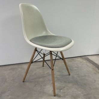 Fiberglass Side Chair (DSW) + zitkussenDSW Fiberglass Side Chair - Eames parchment - Hopsak ivory forest