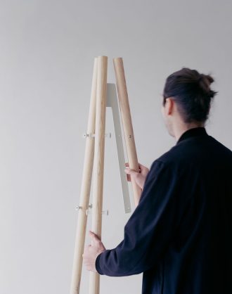 Kiila Coat StandArtek, Kiila Coat Stand, essen naturel/steenwit
