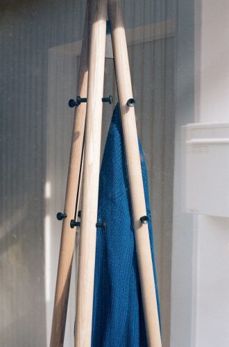Kiila Coat StandArtek, Kiila Coat Stand, essen naturel/steenwit