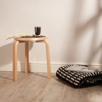 Stool 60Stool 60 - drie poten, stapelbaar, poten naturel gelakt berken, zitting zwart linoleum