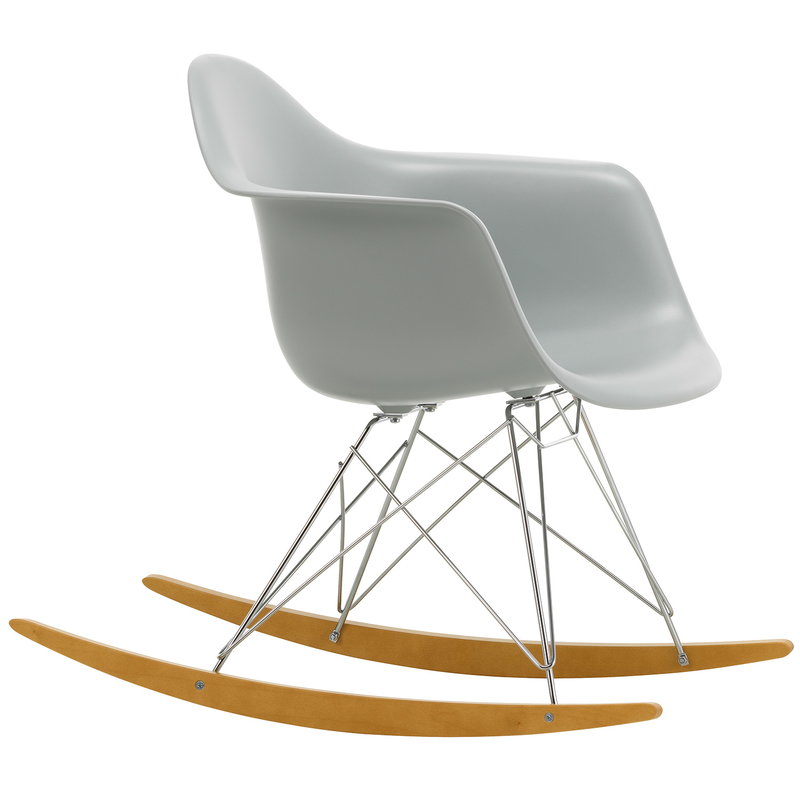 Eames Plastic Armchair RAREames Plastic Armchair RAR, helder grijs, sleden esdoorn goud