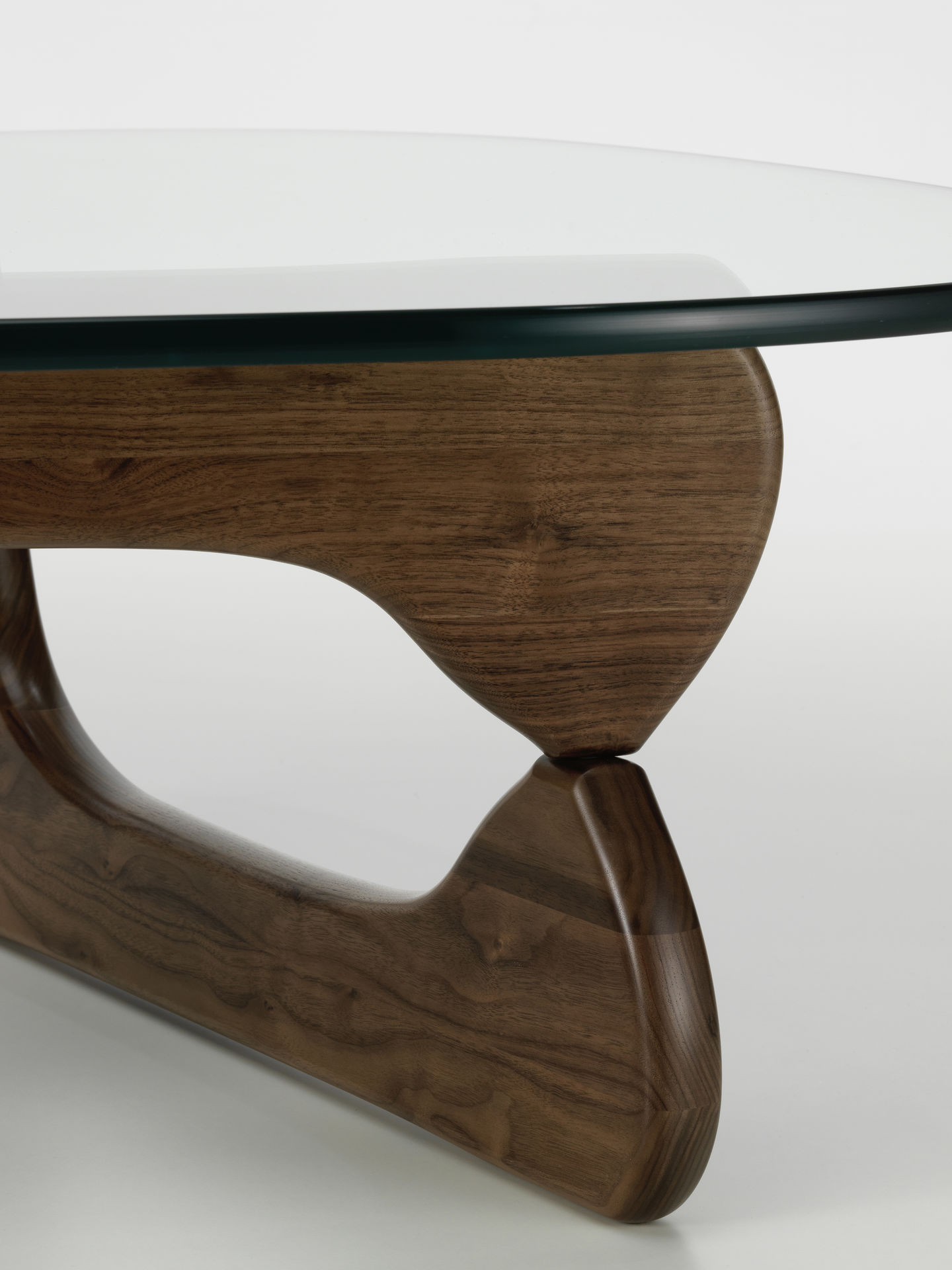 Noguchi Coffee TableVitra - Noguchi Coffee Table: walnut