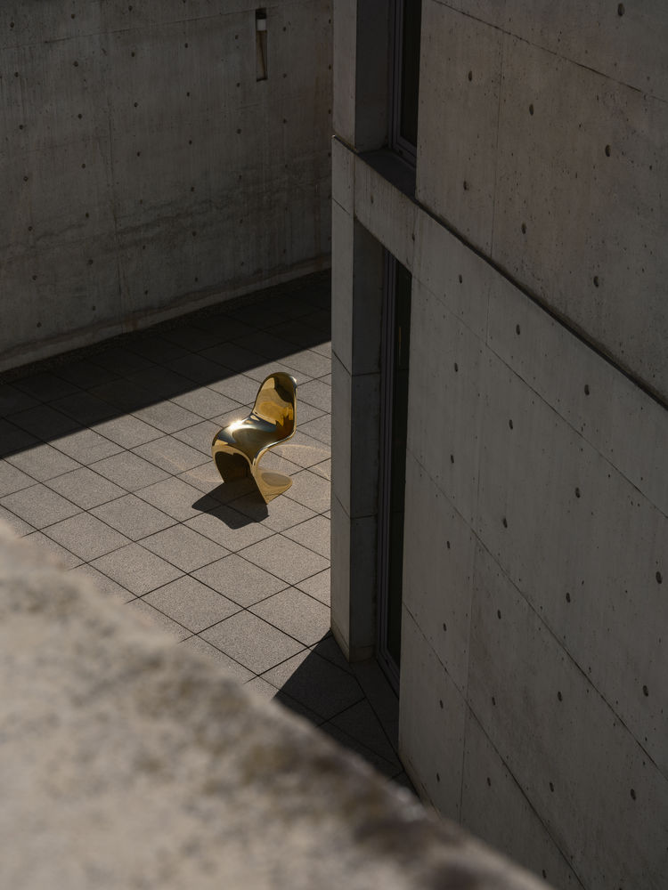 panton chair in goud