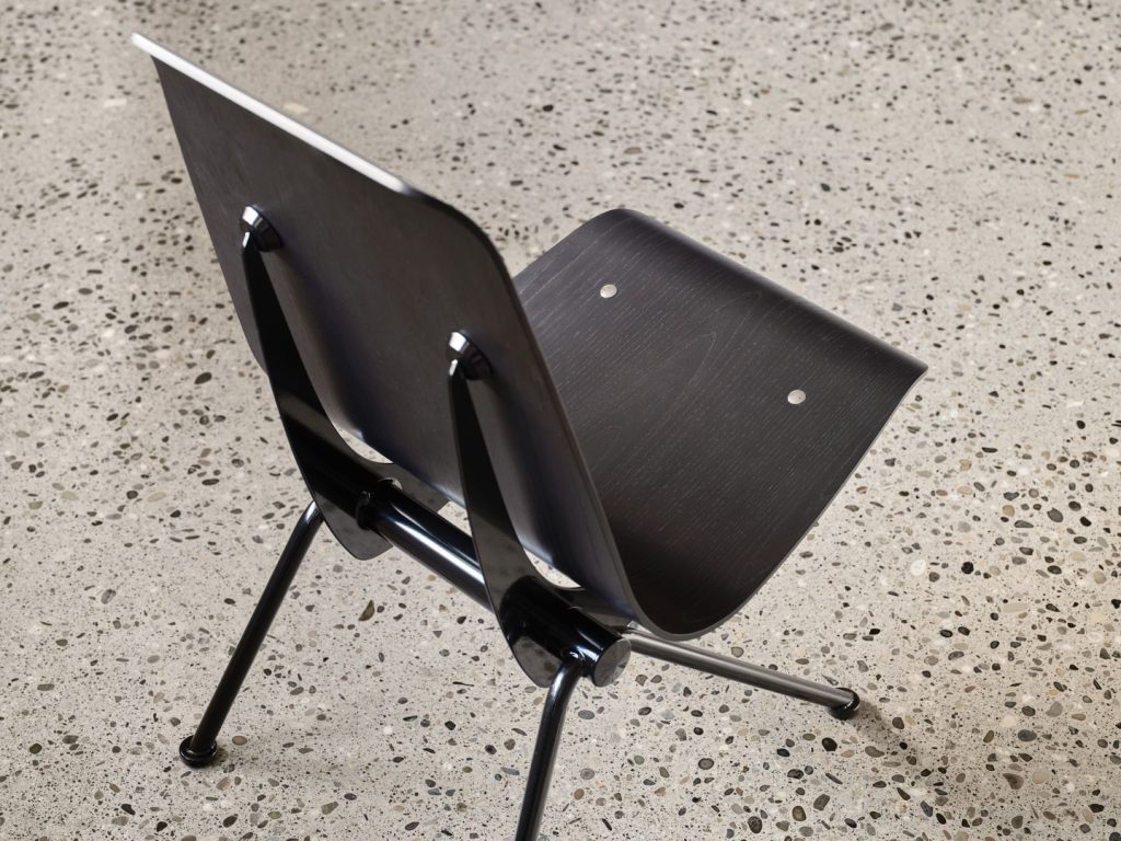 zwarte anthony chair van prouvé